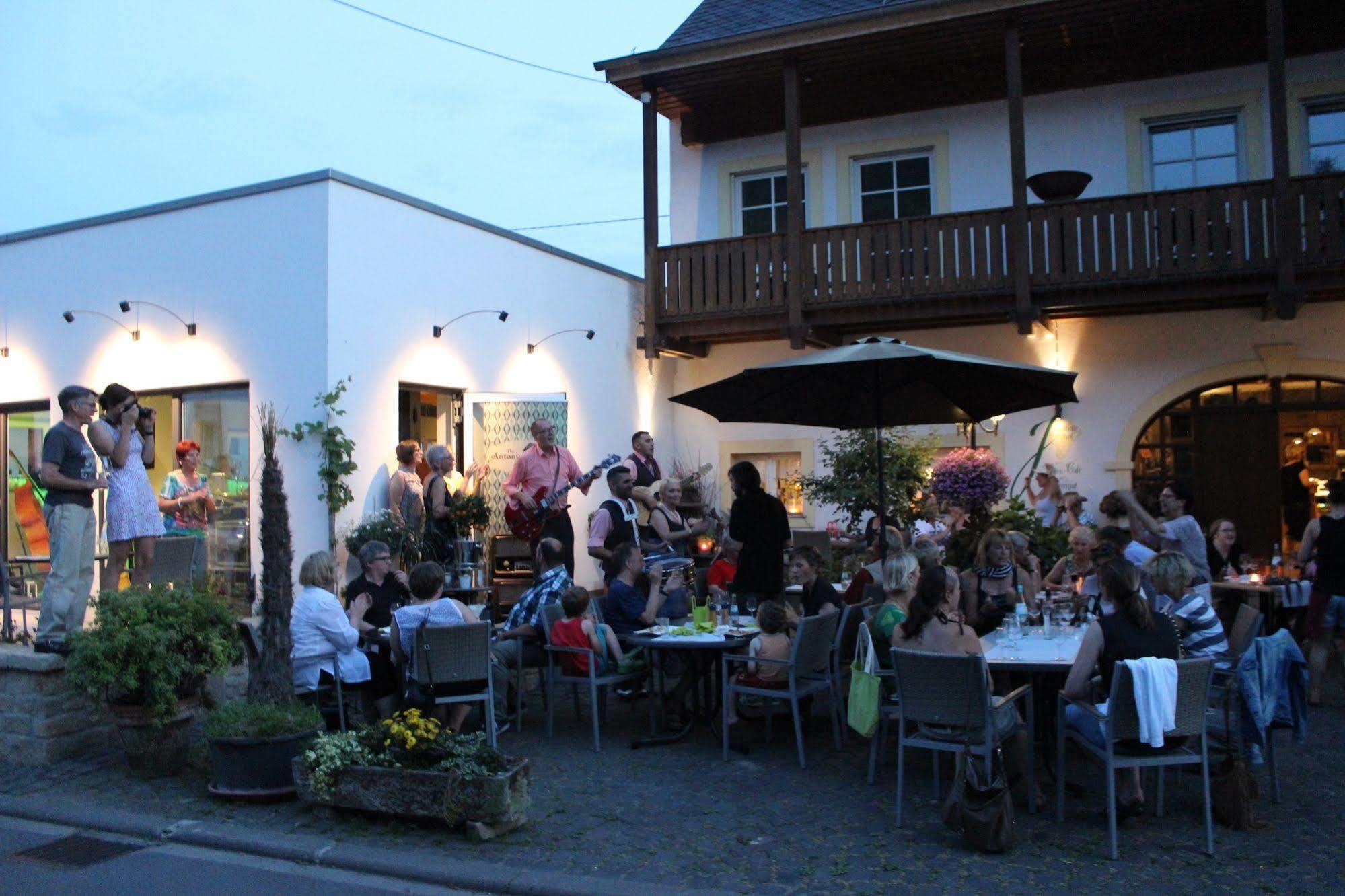 Johannishof Wein-Cafe & Gastehaus Langsur Exteriör bild